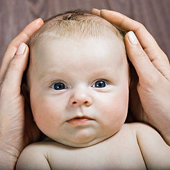 Bébé entouré de mains