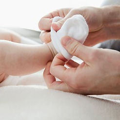 Cœur en tissu dans les mains des parents